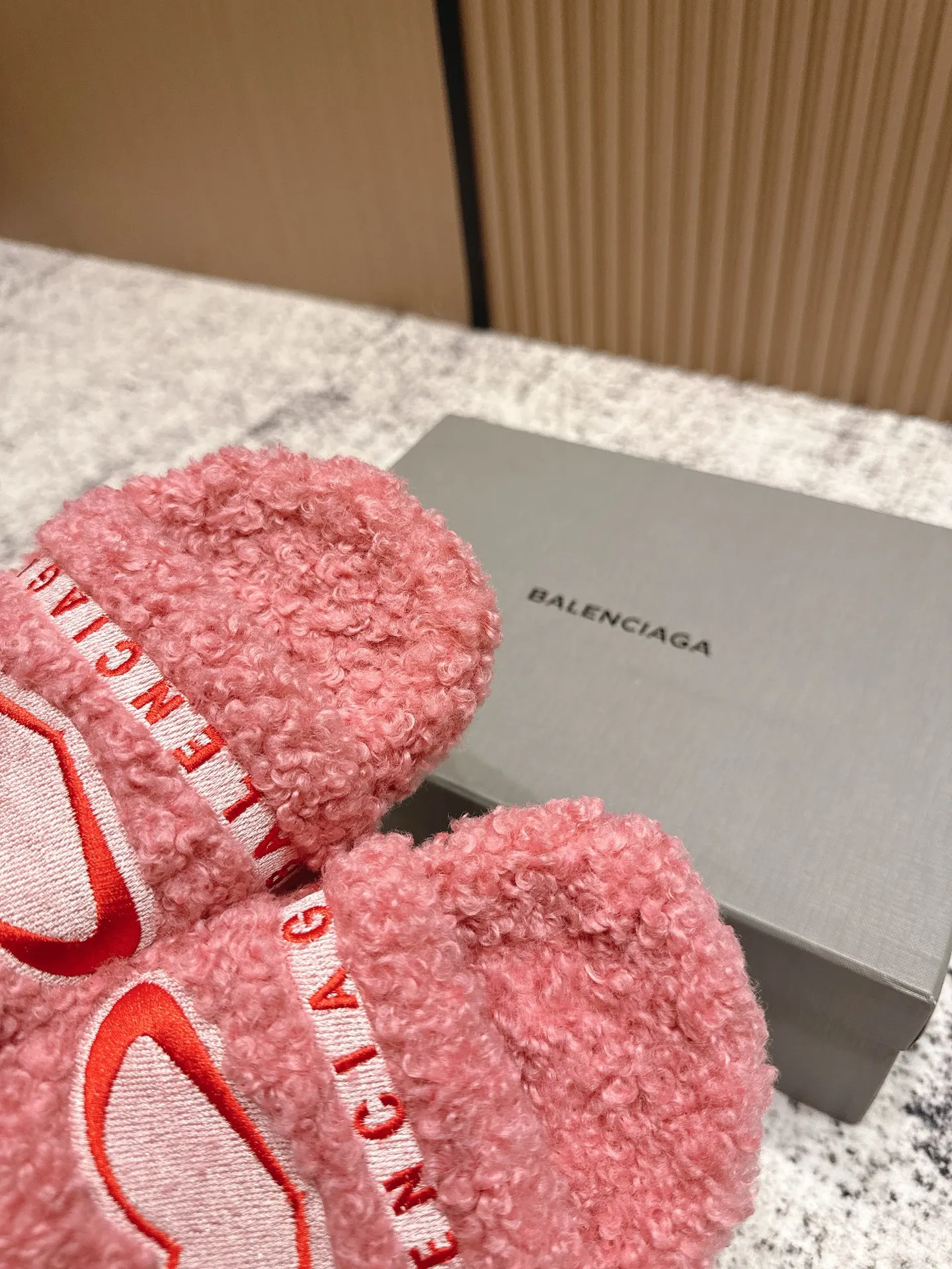 👟👟Ex-factory price 380👟👟 Top version BALENCIAGA~ Balenciaga fur mop with new Balenciaga political Campaign logo embroidery! A favorite among European and American celebrities, celebrities, and internet celebrities, the upper is exquisite, hand-sewn and threaded, fluffy and soft against the skin.  This can be worn all year round! Wear it with socks in spring, autumn and winter, or wear it alone in summer. It looks good and is comfortable. The upper is wide, showing your feet and calves, and stepping into it is like bare feet on a carpet. It really matches, wears, and looks so good. When you put it on, it looks casual and simple fashion. It has a high-end feel and is invincible when you go out on the street! Size: 35-40